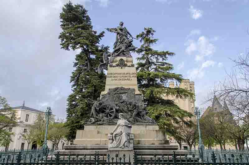 86 - Segovia - monumento a los capitanes de artilleria Luis Daoiz y Pedro Velarde